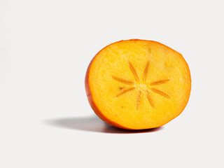 Persimon rojo aislado en fondo blanco