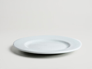 Plato blanco de vajilla de loza aislado en fondo blanco