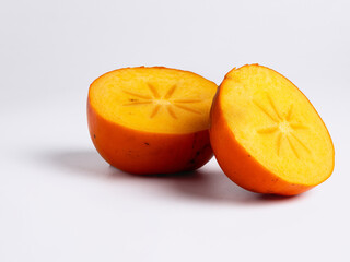 Persimon rojo aislado en fondo blanco