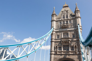 Obraz premium Iconic Tower Bridge spanning the River Thames in London, showcasing its historic architecture and engineering.