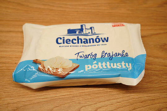 Ciechan&oacute;w Twar&oacute;g Krajanka P&oacute;łtłusty cheese package on wooden table