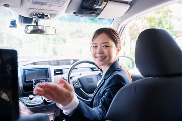 決済の案内をする若い女性のタクシー運転手 © maroke