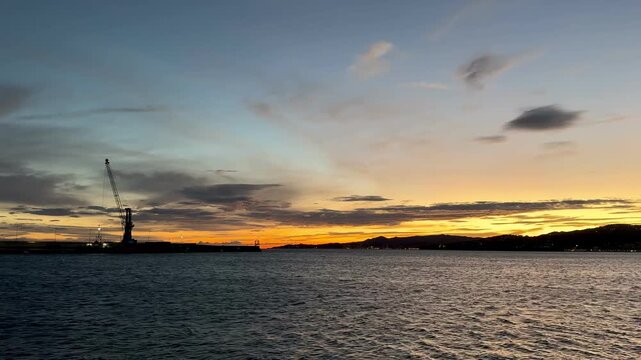 Atardecer dorado en la costa mediterr&aacute;nea en 4K. Movimiento suave, mar en calma y cielo dram&aacute;tico. B-roll cinematogr&aacute;fico ideal para turismo, viajes y anuncios inspiracionales.
