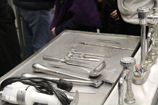 Instrumentos de disecci&oacute;n y autopsia sobre mesa de acero inoxidable en sala de forense o anatom&iacute;a, herramientas de medicina legal y educaci&oacute;n quir&uacute;rgica