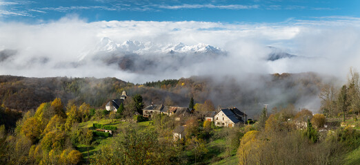 Village de montagne en automne dans les Pyrénées ariégeoise, dans le sud-ouest de la France,...