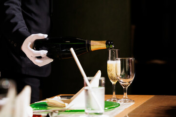 シャンパンを注ぐ