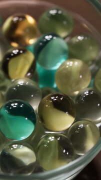  大量のガラス容器に入っているビー玉