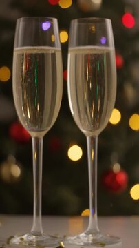 シャンパングラスと背景にクリスマスツリー