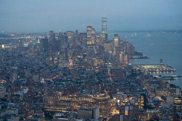 Obraz premium Bird’s-eye nighttime panorama of NYC Manhattan highlighting city lights and urban layout