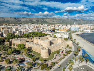 Obraz premium Castle of King Manfred: Coastal guardian of Puglia, the formidable fortress anchors Manfredonia, a gateway to the Gargano Peninsula