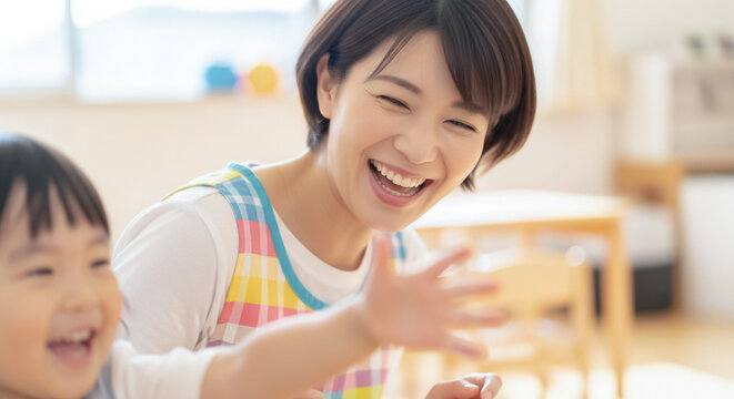 保育園で子どもと遊ぶ保育士