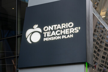 Fototapeta premium Toronto, ON, Canada - November 8, 2025: The sign of Ontario Teachers' Pension Plan is seen at 160 Front St W in Toronto, ON, Canada. 