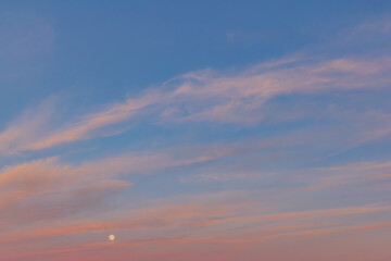 夕焼け雲と月