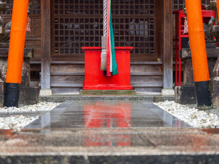 雨に濡れた稲荷神社の参道