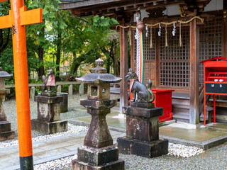 雨が降る稲荷神社の風景