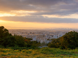 朝焼けに照らされた都市の風景