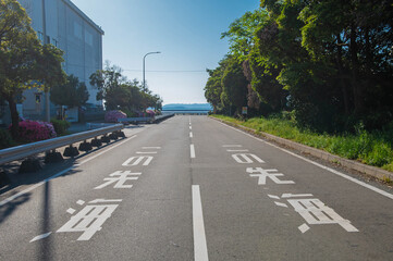 「この先海」の路面標示