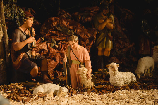 Santons de berger, musicien et agneaux, dans la cr&egrave;che de No&euml;l