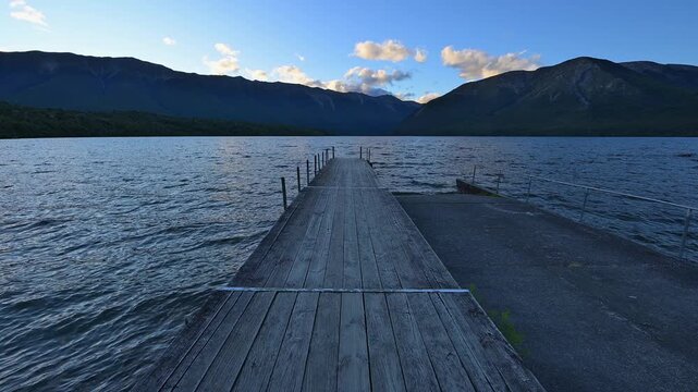Holzsteg, See, Berglandschaft, D&auml;mmerung, Sommer, Lake Rotoiti, Saint Arnaud, Tasman Region, S&uuml;dinsel, Neuseeland, Ozeanien