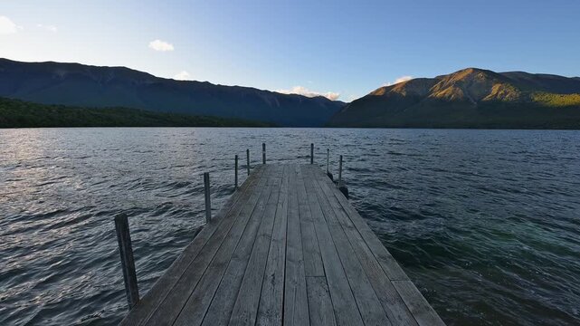 Holzsteg, See, Berglandschaft, D&auml;mmerung, Sommer, Lake Rotoiti, Saint Arnaud, Tasman Region, S&uuml;dinsel, Neuseeland, Ozeanien