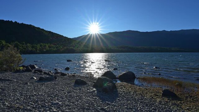 Sonne, blendende, Strahlen, friedlich, See, Fels, Ufer, Sommer, Lake Rotoiti, Saint Arnaud, Tasman Region, S&uuml;dinsel, Neuseeland, Ozeanien 