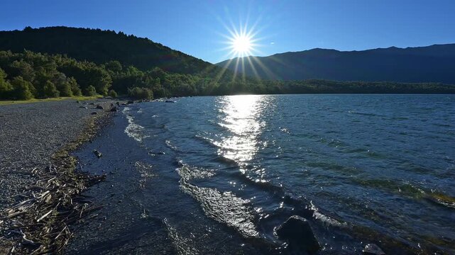 Sonne, blendende, Strahlen, friedlich, See, Fels, Ufer, Sommer, Lake Rotoiti, Saint Arnaud, Tasman Region, S&uuml;dinsel, Neuseeland, Ozeanien 