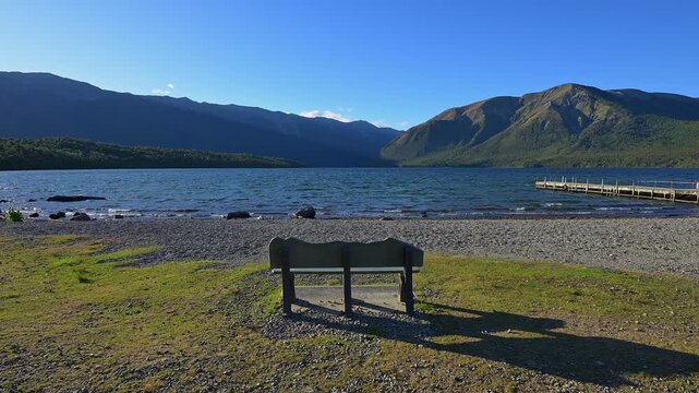 Parkbank, Ufer, See, Blick, Berge, blau, Himmel, Sommer, Lake Rotoiti, Saint Arnaud, Tasman Region, S&uuml;dinsel, Neuseeland, Ozeanien