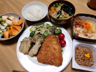 The mixed fry set meal at a Western restaurant in town (horse mackerel fry set meal - includes some small dishes, miso-soup, and dessert) / 町の洋食屋さんで食べるミックスフライ定食の一例(アジフライ定食～舞茸の天ぷら，月見とろろの小鉢，デザート小鉢付き)