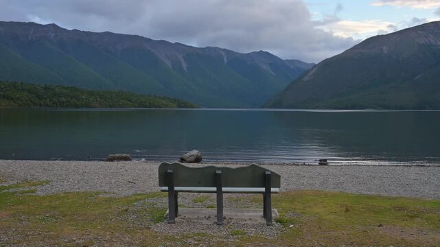 See, Ufer, Parkbank, Ruhe, Berge, Wolken Himmel, Abend, Sommer, Lake Rotoiti, Saint Arnaud, Tasman Region, S&uuml;dinsel, Neuseeland, Ozeanien