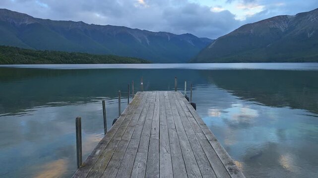 Holzsteg, See, Spiegelung, Berglandschaft, D&auml;mmerung, Wolken, Himmel, Sommer, Lake Rotoiti, Saint Arnaud, Tasman Region, S&uuml;dinsel, Neuseeland, Ozeanien