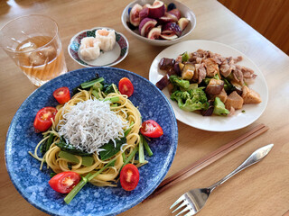 A Japanese-style pasta lunch set at a local Western restaurant (includes spaghetti with boiled whitebait, a cut fruit dessert, and mini-dishes) / 町の洋食屋さんで食べる和風パスタのランチセット(釜揚げしらすのスパゲッティ，カットフルーツ，小鉢料理付き)