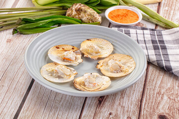 Grilled scallops with cream cheese