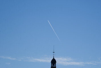 Train&eacute;es de condensation dans le ciel .