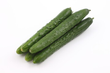 新鮮でみずみずしい緑のキュウリ、シンプルな配置が美しい野菜