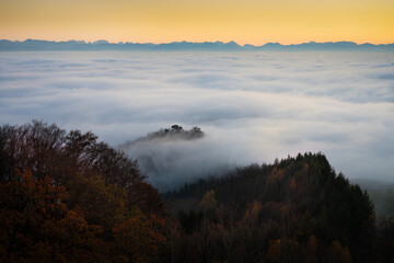 Obraz premium Alpensilhouette am Horizont eines Neberlmeeres