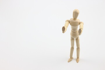 人形が静かに待つよう指示するメッセージ性