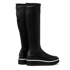 Bottes en cuir noir à la mode sur fond blanc