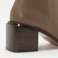 Détail talon Bottine mi-mollet en cuir marron