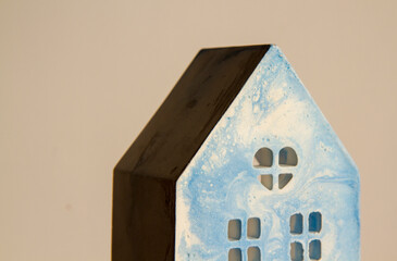 Gipsowy dom z bliska © RadoslawStan