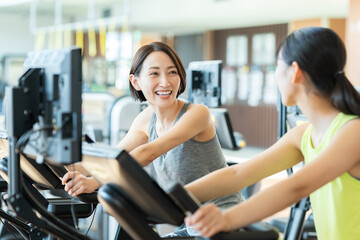 ジムでトレーニングするミドルの女性 撮影協力：スポーツクラブ&サウナスパ ルネサンス 幕張24