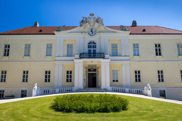 Obraz premium Wilfersdorf Palace building standing against bright sky