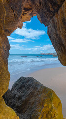 Fototapeta premium Praia dos Três Castelos, plage public de la ville de Portimao, ville balnéaire du sud du Portugal en Algarve. 