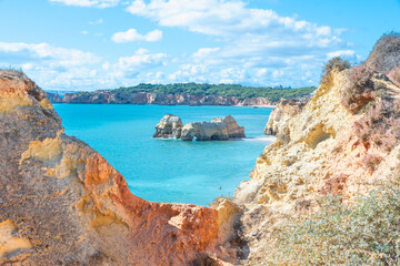 Naklejka premium Praia dos Três Castelos, plage public de la ville de Portimao, ville balnéaire du sud du Portugal en Algarve. 