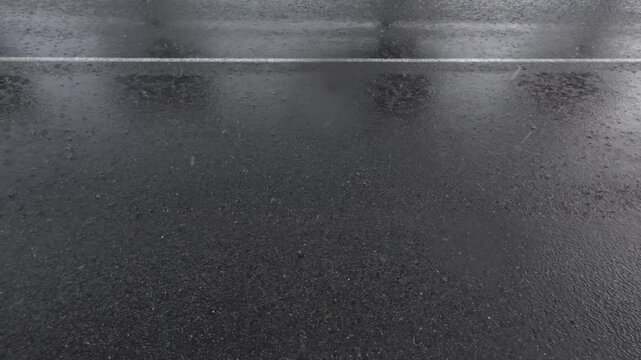 Bitume sous la pluie et passage d'une voiture 