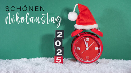 Schönen Nikolaustag Grußkarte, Karte mit deutchem Text - Countdown roter Wecker mit Nikolausmütze im Schnee, grüner Hintergrund