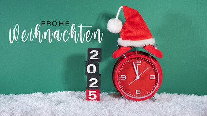 Frohe Weihnachten, Ferien Feier Grußkarte, Karte mit deutschem Text - Countdown Wecker mit Nikolausmütze oder Weihnachtsmannmütze im Schnee, grüner Hintergrund