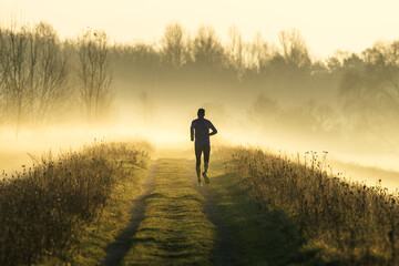 samotny biegacz w porannej mgle