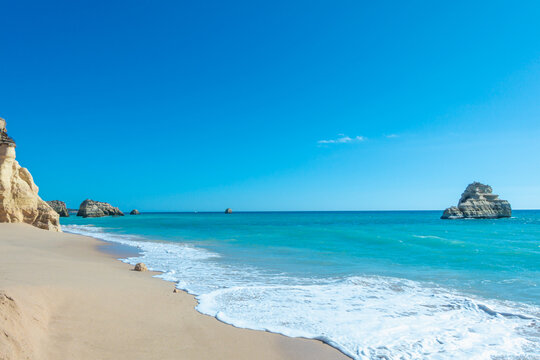 Praia dos Tr&ecirc;s Castelos, plage public de la ville de Portimao, ville baln&eacute;aire du sud du Portugal en Algarve.	