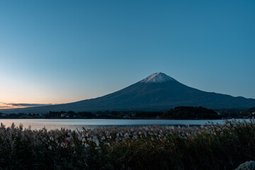 [山梨県]夜明けの富士山の風景