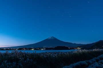 [山梨県]夜明けの富士山の風景